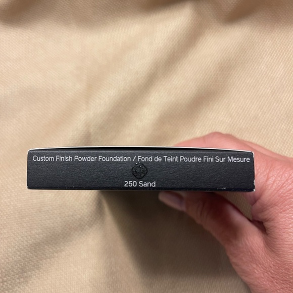 SHISEIDO Synchro Skin Self Refreshing Custom Finish Powder Foundation 250 SAND - Picture 4 of 6